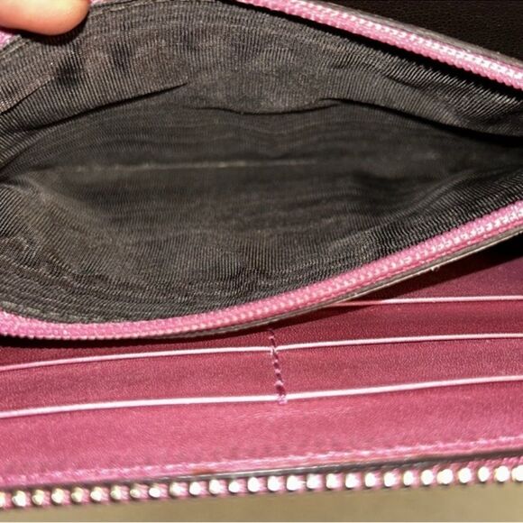 Authentic Gucci GG Signature Continental Pink
Leather Zip Around Wallet - Picture 10 of 16